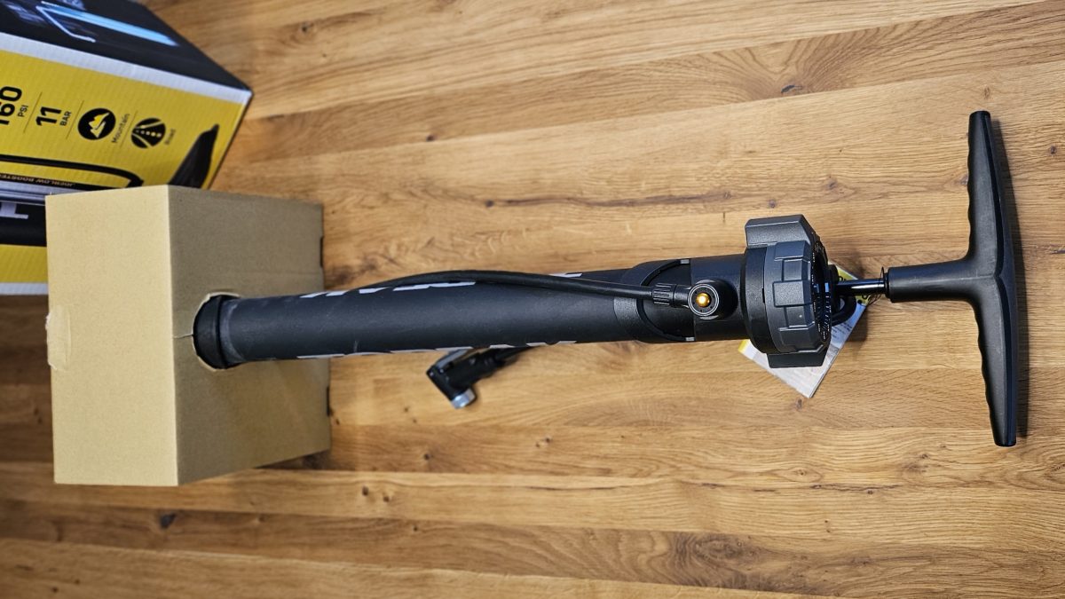 Fahrradpumpe mit Tank