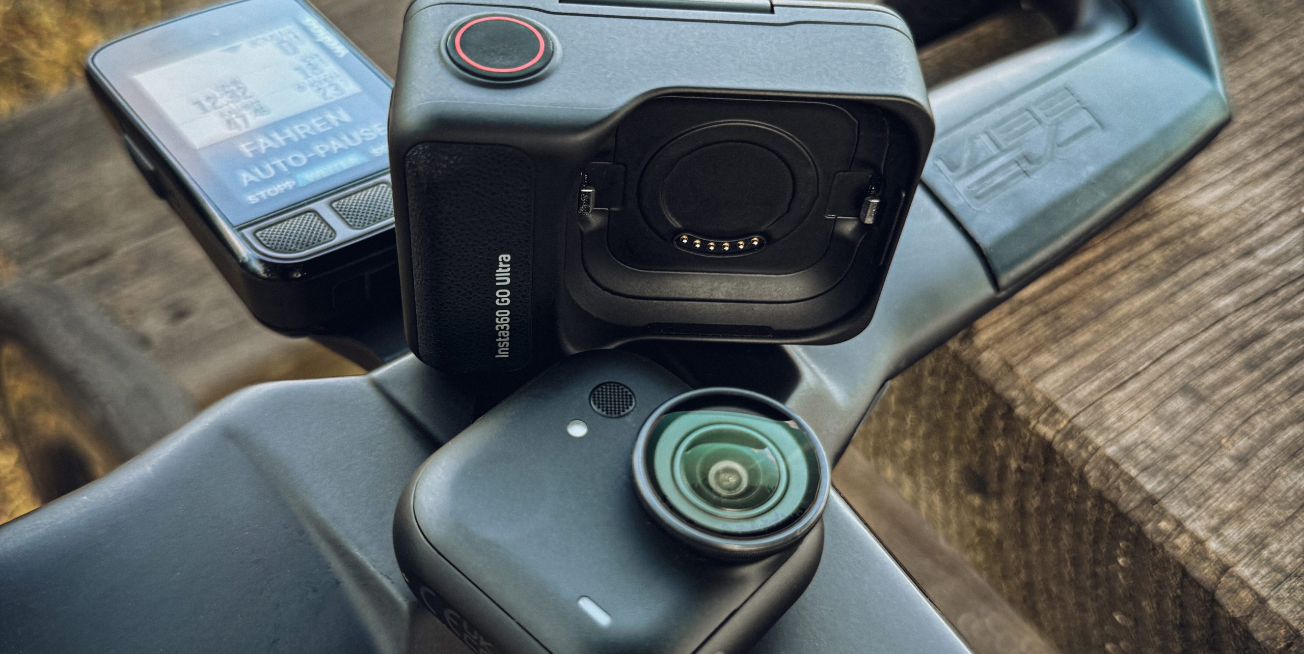 Insta360 GO Ultra Kompaktkamera für Rennrad und Fahrrad – leichte Actioncam für POV- und Freihandaufnahmen am Trikot oder Bike.